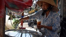 Người già Việt Nam chật vật kiếm sống hằng ngày. Ảnh: Channel news asia.