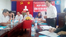 Phó Giám đốc Sở Y tế tỉnh Bạc Liêu Nguyễn Minh Tùng (người đứng) khẳng định: Việc bán đấu giá chiếc xe Land Cruiser của Trung tâm Y tế dự phòng tỉnh Bạc Liêu là đúng quy định.