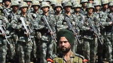 Quân đội Trung Quốc và Ấn Độ đang đối đầu một tháng qua tại biên giới. Ảnh: AP.