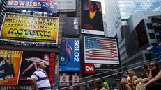 Nhiều quảng cáo có thể gây ra sự nhầm lẫn, hình ảnh chụp ở quảng trường Thời đại, Mỹ. (Nguồn; Getty Images)