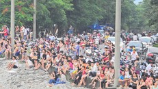 Hàng trăm người tập trung chờ đời thời khắc đập thủy điện mở cửa xả lũ.