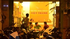 Công an lấy lời khai của những người liên quan tại thẩm mỹ viện Việt Thành trong đêm 19/7