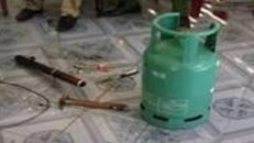 Chồng nhốt vợ, ôm bình gas dọa đốt ở Sài Gòn