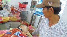 Bé Duy đang điều trị tại bệnh viện. 