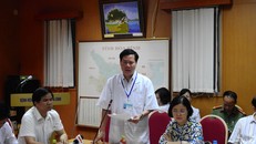 Ông Trương Quý Dương (đứng) trong 1 cuộc họp về sự cố 8 người tử vong khi chạy thận