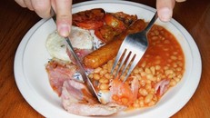 Bữa sáng của người Anh có thể đắt đỏ hơn đầu năm tới. Ảnh: AFP