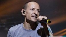Ca sĩ Chester Bennington tự tử ở tuổi 41.