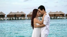 Phan Anh và vợ ngọt ngào như thuở mới yêu. Ảnh: FBNV.