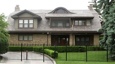 Ngôi nhà của tỷ phú có hàng rào sắt bao quanh. (Nguồn: Business Insider)