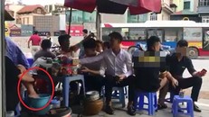 Hình ảnh người phụ nữ rửa chân trong xô nước: Ảnh cắt từ clip