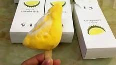 Mỗi que kem có hình dáng một múi sầu riêng nhỏ bằng nửa bàn tay.