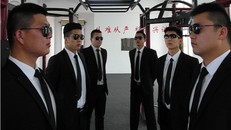 Nhân viên an ninh của công ty Trung Châu. Ảnh: SCMP.