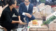 Phó Thủ tướng Vũ Đức Đam trò chuyện với thân nhân liệt sĩ tại Nghĩa trang liệt sĩ xã Nam Tân, huyện Nam Sách, tỉnh Hải Dương. Ảnh: VGP