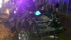 Ôtô 4 chỗ của Công an Bình Thuận bẹp dúm.