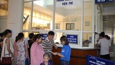 Bệnh viện Phụ sản Hà Nội bố trí tình nguyện viên hướng dẫn người bệnh làm thủ tục thanh toán viện phí