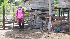 Lực lượng chức năng tiến hành phun hóa chất tiêu độc, khử trùng chuồng trại ở khu vực ổ dịch