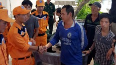 Thuyền viên bị nạn được đưa vào bờ. 