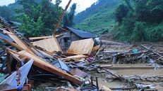 Lũ ống khiến nhiều ngôi nhà bị đổ sập ở Mù Cang Chải (Yên Bái). 