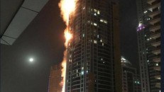 Hỏa hoạn lan rộng ít nhất 40 tầng của tòa nhà. (Ảnh: Dailymail)