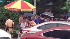 Nam tài xế bị cảnh sát giao thông khống chế với cáo buộc đã hành hung người thi hành công vụ. Ảnh cắt từ clip