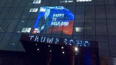 Bức ảnh của Tổng thống Putin xuất hiện trên mặt tiền khách sạn Trump SoHo. Ảnh: Twitter