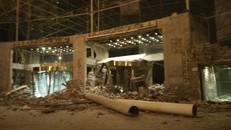 Quang cảnh đường phố sau cơn địa chấn ở gần trung tâm du lịch của vùng Cửu Trại Câu 