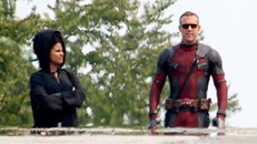 Ryan Reynolds và Zazie Beetz (trái) trên trường quay "Deadpool 2".
