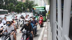 Khi giao thông quá tải thì buýt nhanh khó giữ được làn của mình.