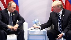 Tổng thống Mỹ Donald Trump và Tổng thống Nga Vladimir Putin tại cuộc gặp đầu tiên bên lề hội nghị thượng đỉnh G20 hôm 7/7. Ảnh: AFP.