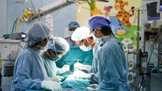 Các bác sĩ thực hiện phẫu thuật. Ảnh bệnh viện cung cấp.