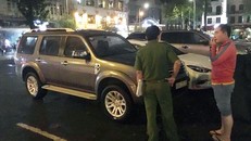 Nhiều ôtô đậu phía sau Nhà hát thành phố. 