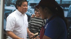 Ông Đoàn Ngọc Hải, Phó Chủ tịch UBND quận 1 tặng quà cho các hộ kinh doanh tại phố hàng rong.