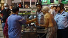 Ông lão tóc bạc giành giật xe cá viên chiên với lực lượng đô thị quận 1. 