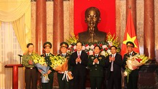 Chủ tịch nước trao quyết định thăng hàm thượng tướng, trung tướng cho các sĩ quan quân đội nhân dân Việt Nam. Ảnh: VGP.