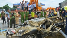 Nam Định: Xe tải lật nghiêng đè bẹp xe con