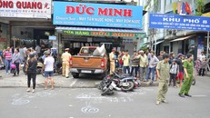 Xe điên húc văng nhiều xe máy rồi đâm thẳng vào nhà dân