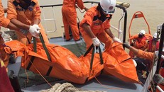 Chìm tàu tại Nghệ An: Tìm thấy 1 thi thể mắc kẹt trong khoang lái