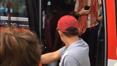 Phụ xe chửi bới, đe dọa du khách Nga bị đình chỉ công tác