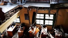 Lâm Đồng: 10 em học sinh chấn thương do sập sàn phòng học