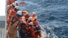 Cứu trợ 3 ngư dân bị nhiễm độc khí gas trên biển