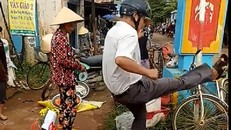 Đắk Lắk: Trưởng công an xã đá văng hàng hóa của người dân 