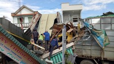 Quảng Ngãi: Xe tải chở gỗ đâm sập 4 nhà dân