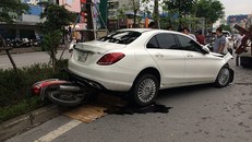 Hà Nội: Xe Mercedes “điên” đâm liên hoàn vào 2 xe máy và 1 ô tô