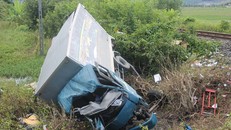 Khánh Hòa: Tàu hỏa húc văng xe tải, 3 người thương vong