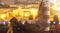 Hà Nội: 2 cần cẩu bất ngờ đổ sập, người dân hú vía