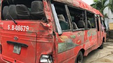 Xe khách tông cột điện lật nhào khiến 2 người tử vong