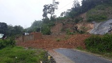 Sạt lở núi làm nhiều người chết và mất tích. Ảnh: sạt lở ở địa bàn xã Phước Thành, huyện Phước Sơn khiến một nhà dân và một trường học bị vùi lấp. Ảnh: Báo Quảng Nam