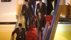 Quốc vương Brunei tự mình điều khiển chuyên cơ trong chuyến bay đến Đà Nẵng. Ảnh: NLĐ