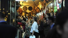 Nữ tổng thống Chile thoải mái đi thăm thú phố cổ Hà Nội.Ảnh: Tiền Phong