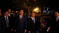 Thủ tướng Nguyễn Xuân Phúc và Thủ tướng Abe dạo thăm phố cổ Hội An